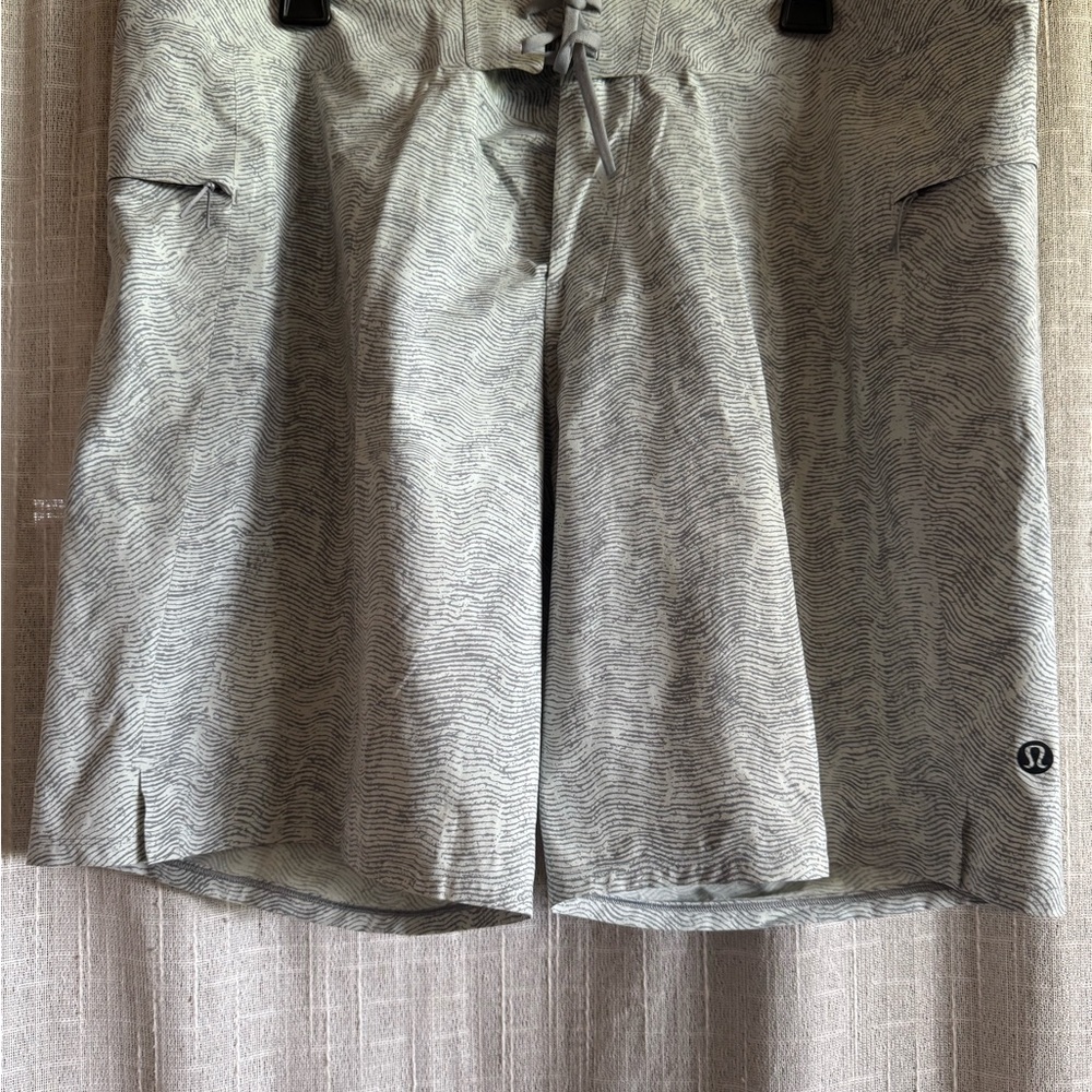 lululemon athletica Men's Gray Wave-Print Swim Board Shorts